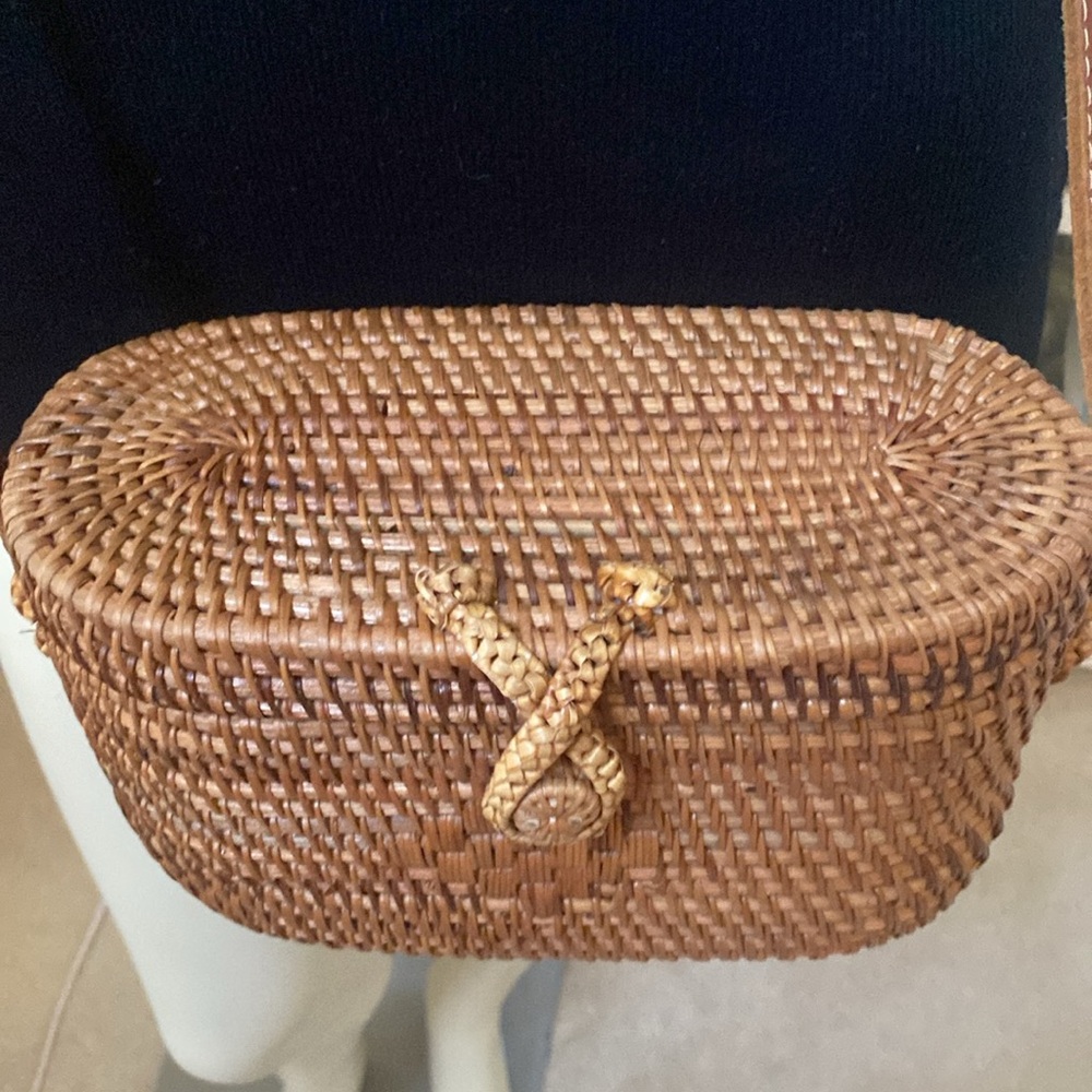 Wicker Crossbody Bag with toggle closure Blue interior - Picture 3 of 9